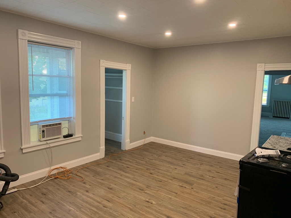 3 bed, 1 bath apartment for rent at 24 Brooks St Unit 1, Worcester — photo 3 of 12