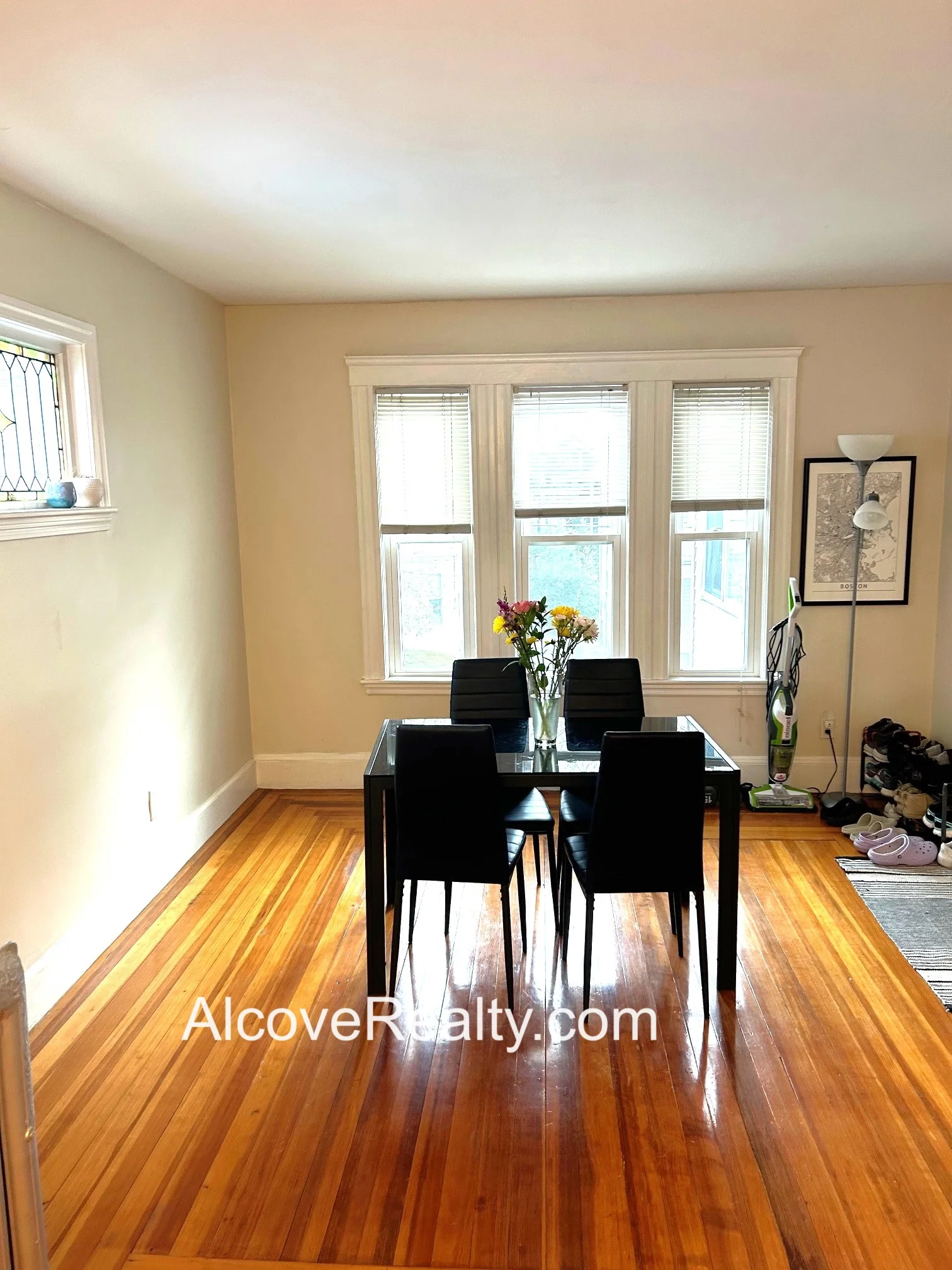 3 bed, 1 bath apartment for rent at 24 Burnham St Unit 2, Tufts — photo 2 of 12