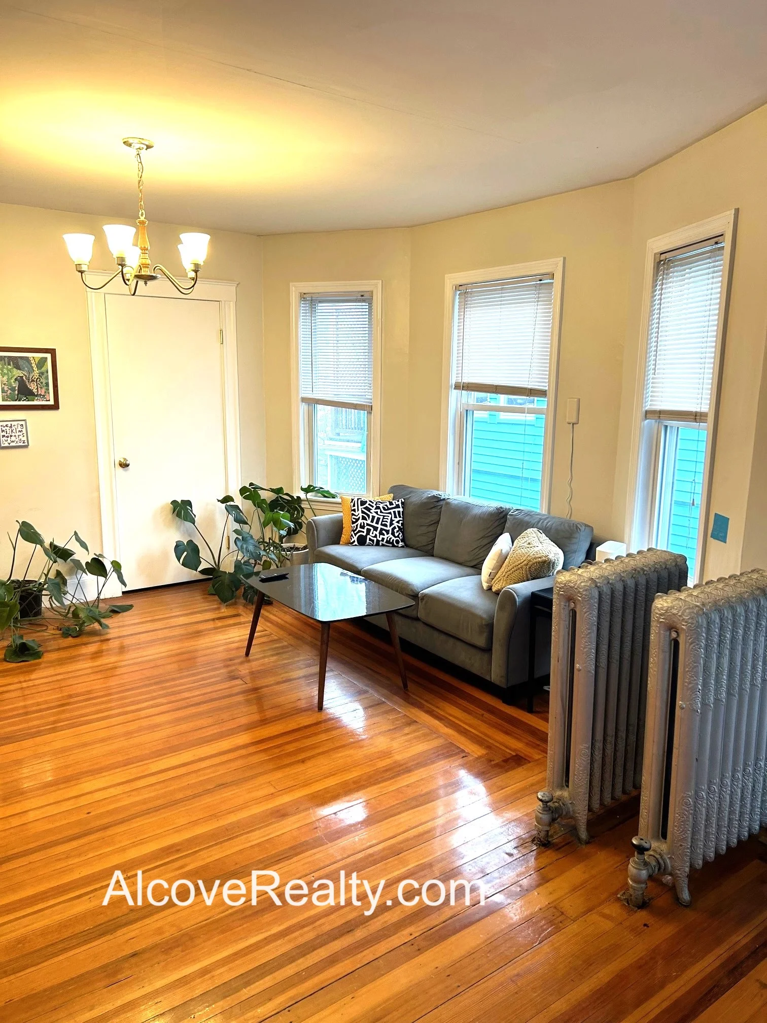 3 bed, 1 bath apartment for rent at 24 Burnham St Unit 2, Tufts — photo 3 of 12
