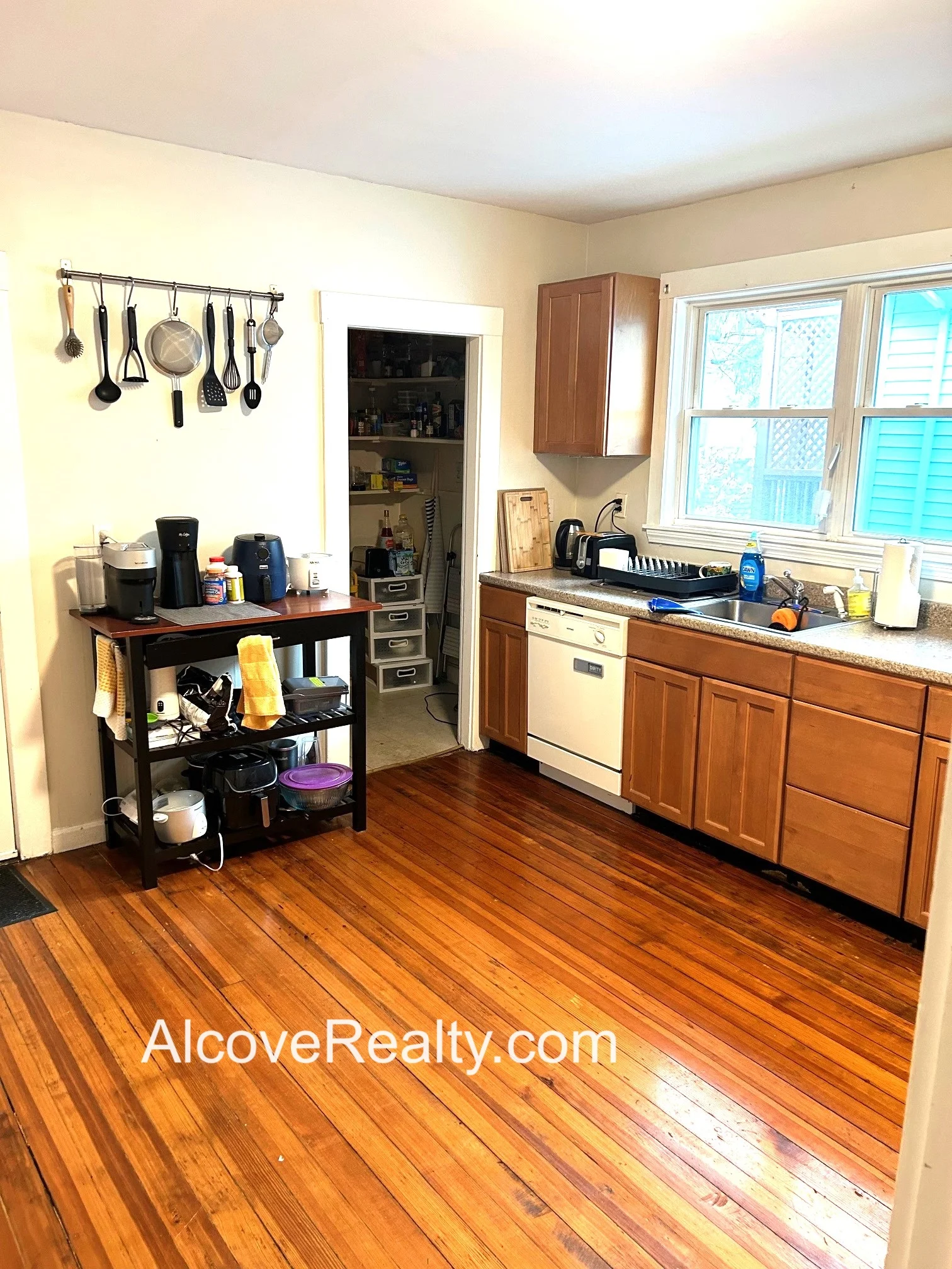 3 bed, 1 bath apartment for rent at 24 Burnham St Unit 2, Tufts — photo 4 of 12