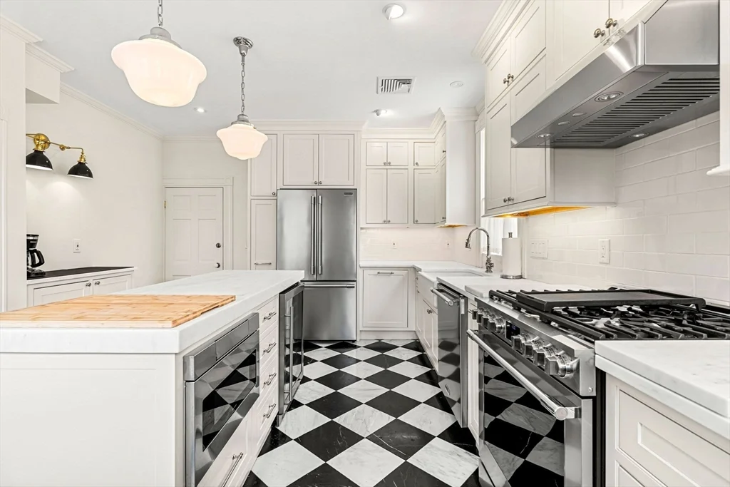 4 bed, 2 bath apartment for rent at 24 Chestnut St Unit 2, McIntire Historic District — photo 3 of 41