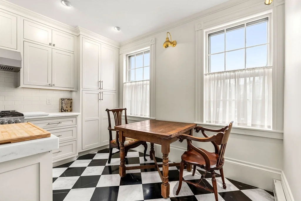 4 bed, 2 bath apartment for rent at 24 Chestnut St Unit 2, McIntire Historic District — photo 5 of 41