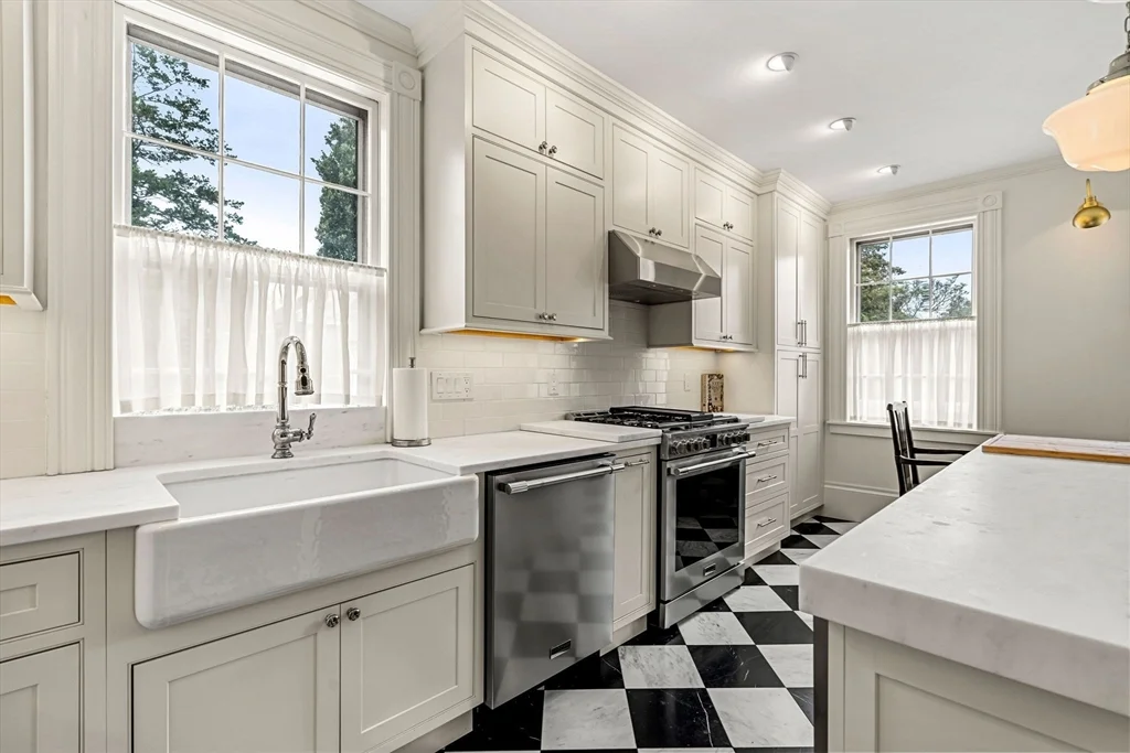4 bed, 2 bath apartment for rent at 24 Chestnut St Unit 2, McIntire Historic District — photo 6 of 41