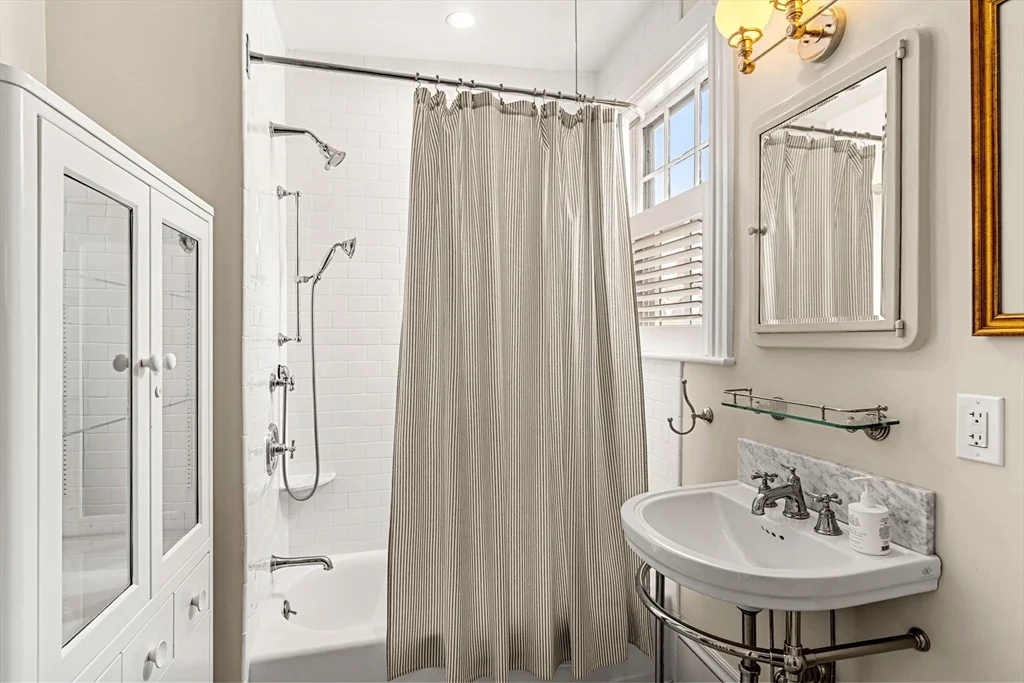 4 bed, 2 bath apartment for rent at 24 Chestnut St Unit 2, McIntire Historic District — photo 33 of 41