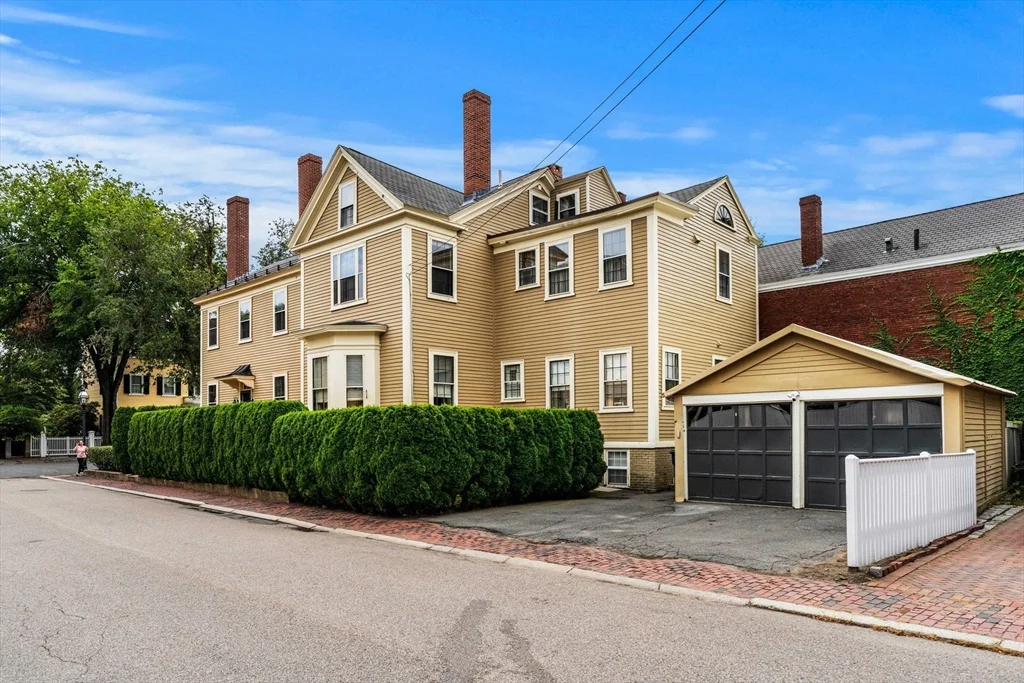 4 bed, 2 bath apartment for rent at 24 Chestnut St Unit 2, McIntire Historic District — photo 36 of 41