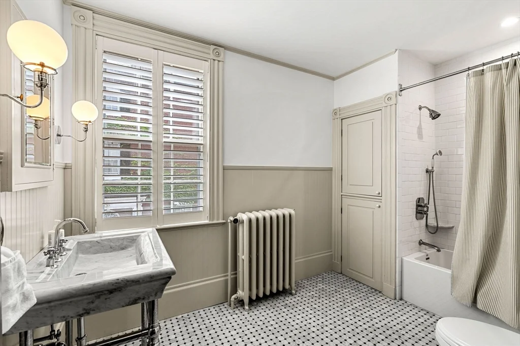 4 bed, 2 bath apartment for rent at 24 Chestnut St Unit 2, McIntire Historic District — photo 12 of 41