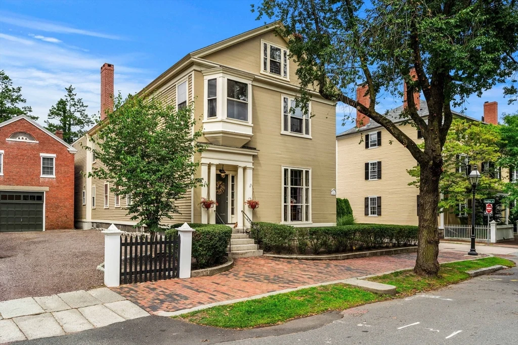 4 bed, 2 bath apartment for rent at 24 Chestnut St Unit 2, McIntire Historic District — photo 38 of 41