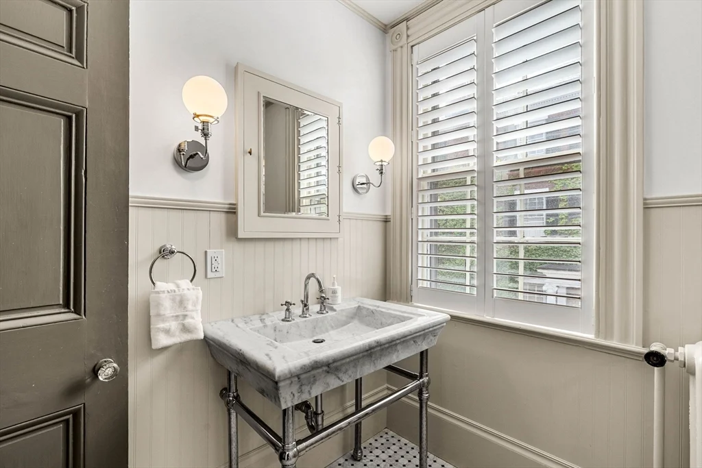4 bed, 2 bath apartment for rent at 24 Chestnut St Unit 2, McIntire Historic District — photo 13 of 41