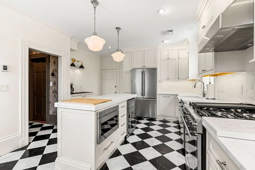 4 bed, 2 bath apartment for rent at 24 Chestnut St Unit 2, McIntire Historic District — photo 4 of 41