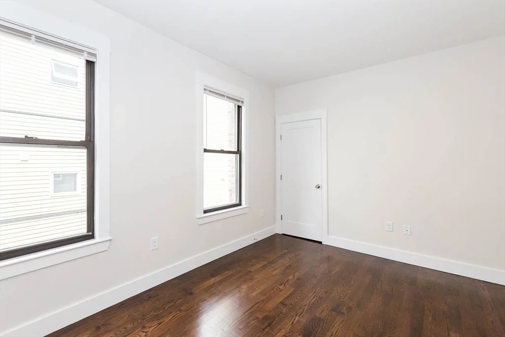 3 bed, 1 bath apartment for rent at 24 Clary St Unit 2R, Wellington-Harrington — photo 4 of 9