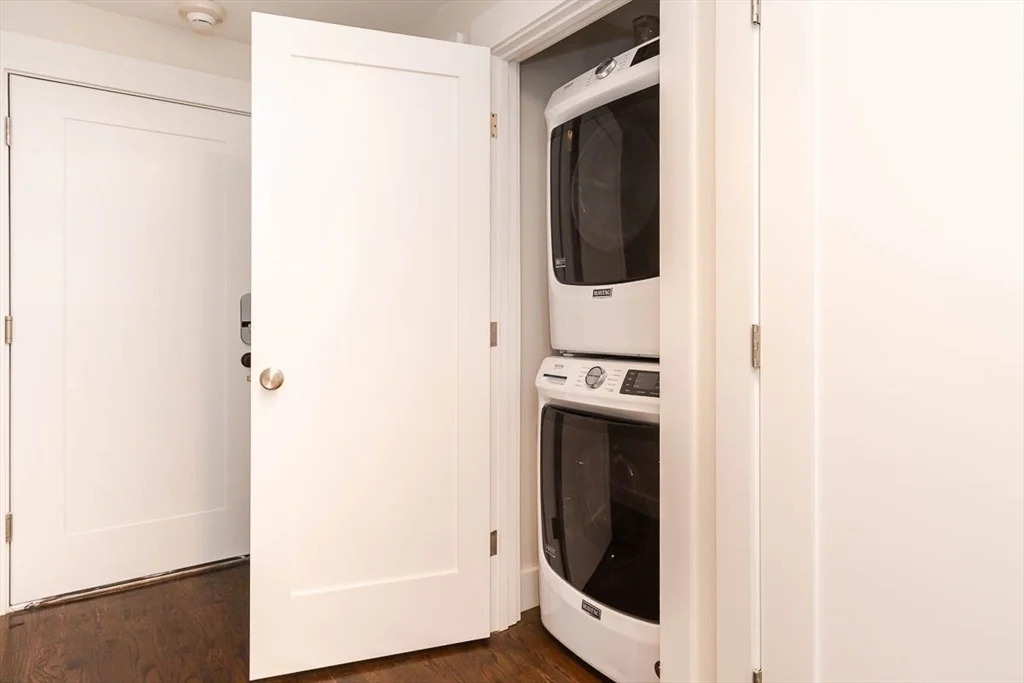 3 bed, 1 bath apartment for rent at 24 Clary St Unit 2R, Wellington-Harrington — photo 9 of 9