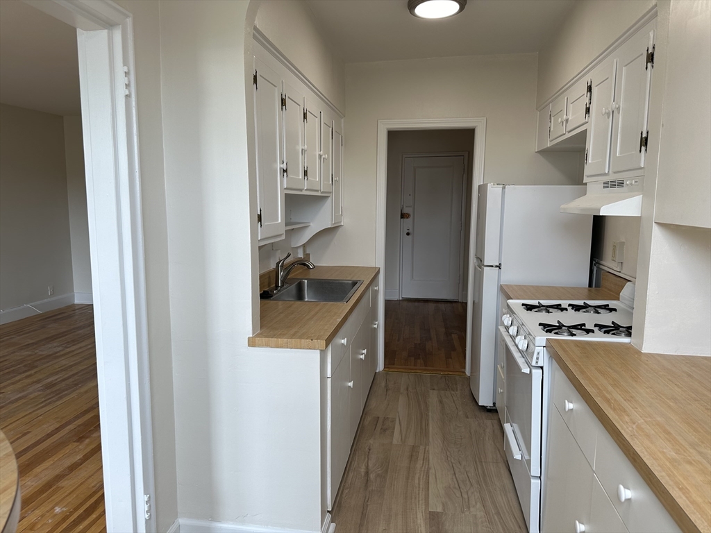 1 bed, 1 bath apartment for rent at 24 Concord Ave Unit 515, Harvard Square — photo 2 of 19