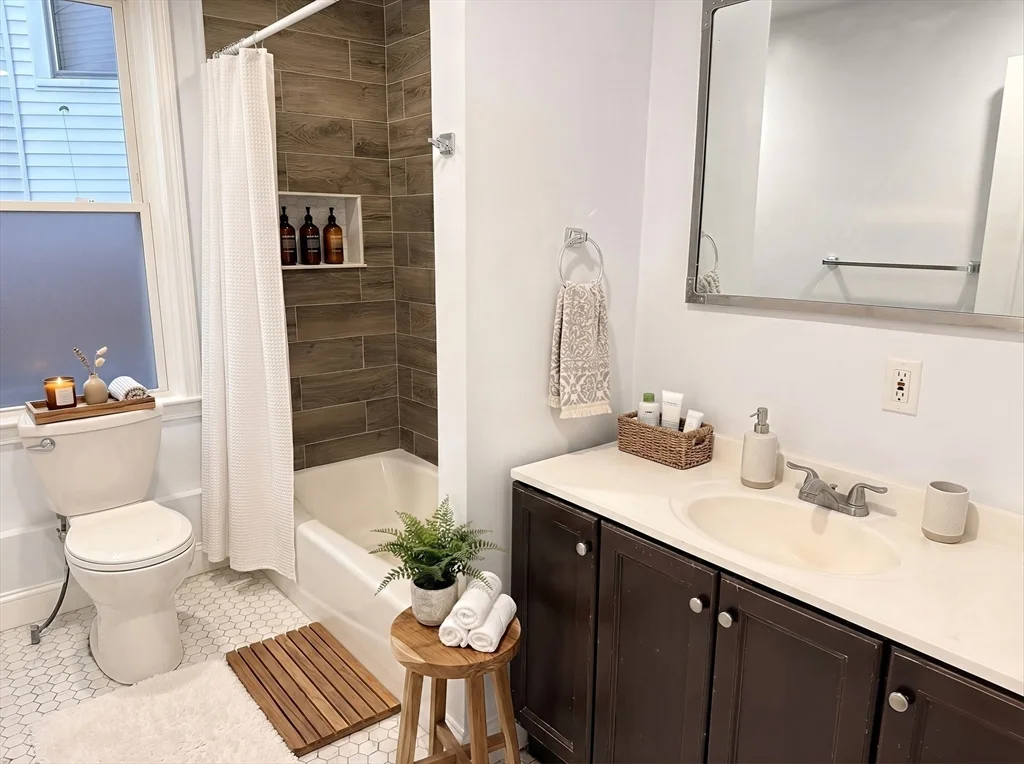 3 bed, 1 bath apartment for rent at 24 Elm St Unit 1, Everett — photo 6 of 9