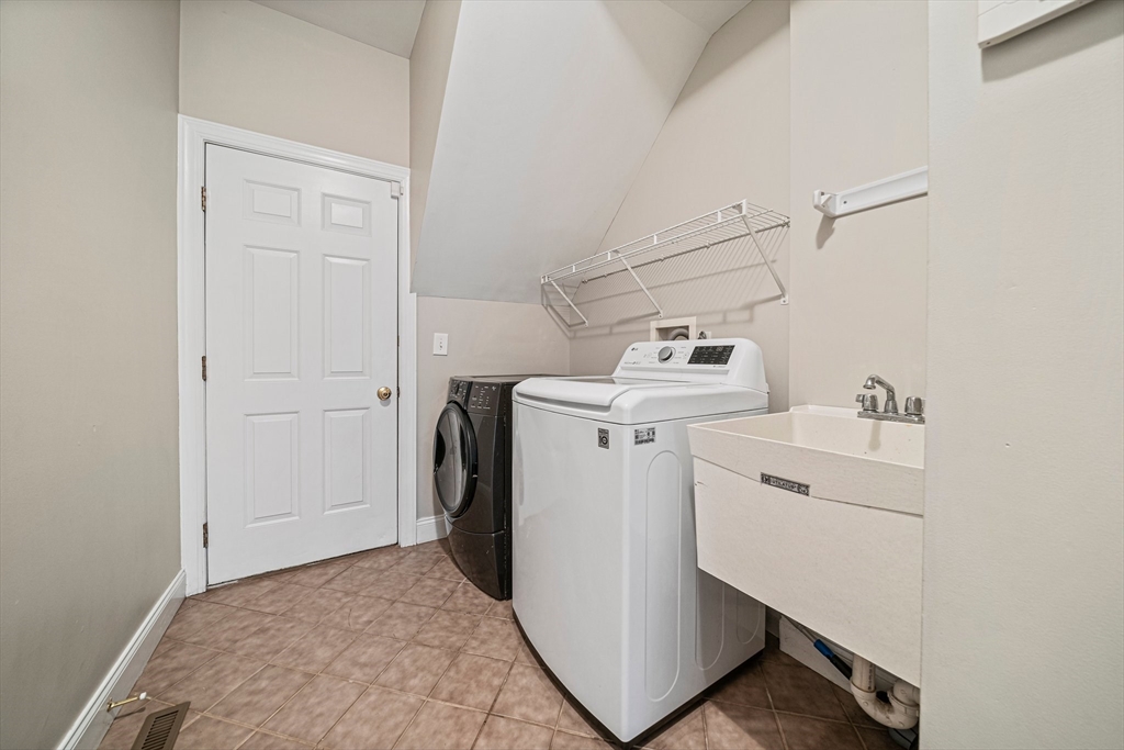 4 bed, 3 bath apartment for rent at 24 Endean Dr Unit 24, Walpole — photo 35 of 42