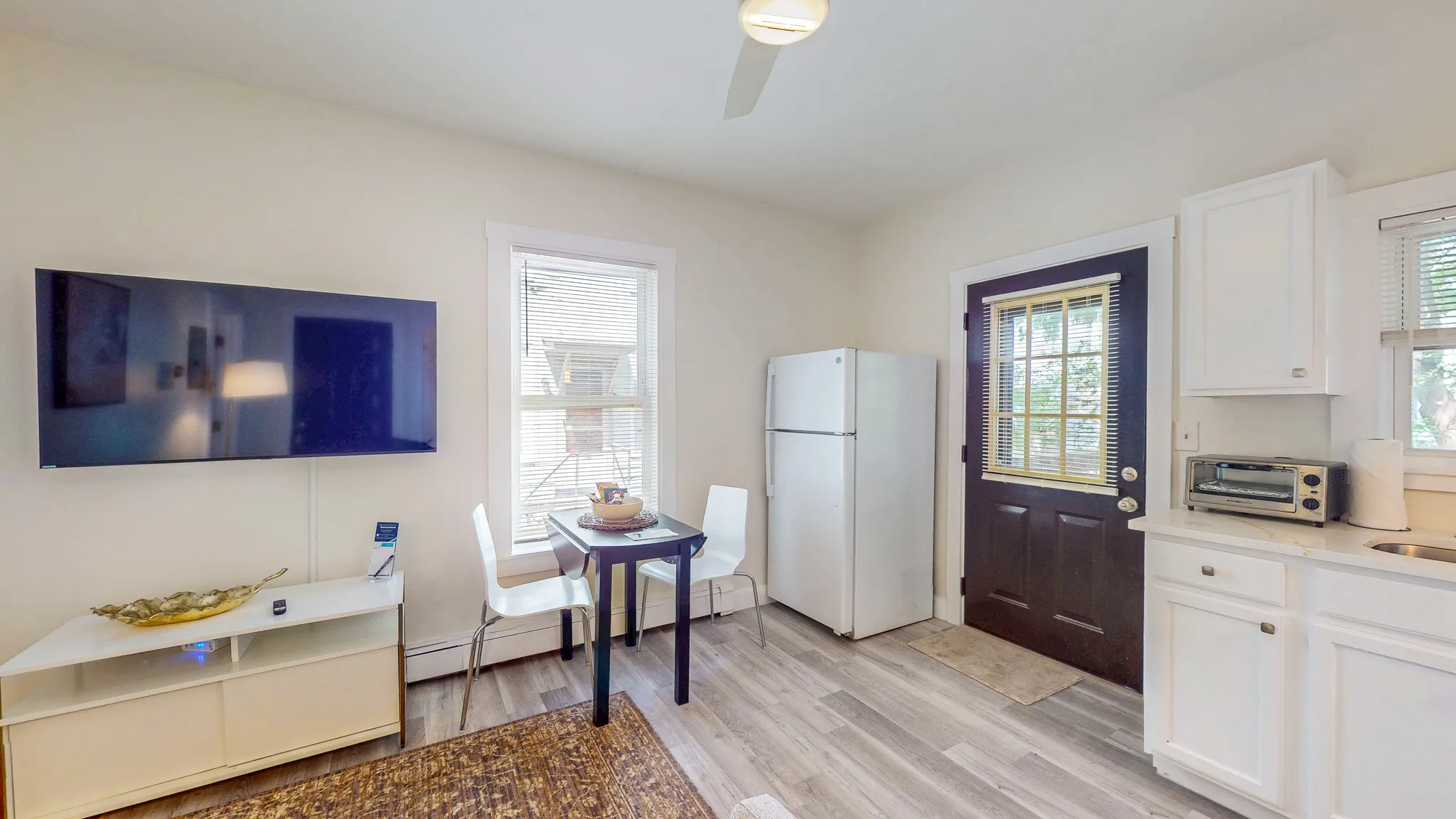 1 bed, 1 bath apartment for rent at 24 Hews St Unit 1, Riverside — photo 6 of 14