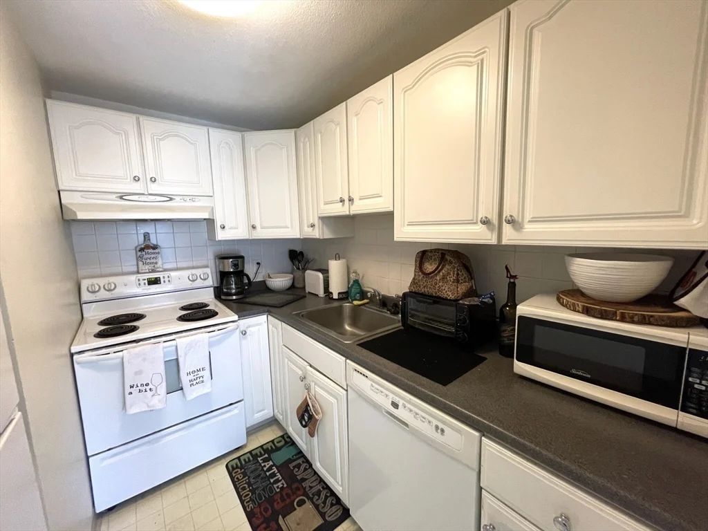 2 bed, 1 bath apartment for rent at 24 Highland Unit 12, Mid Cambridge — photo 3 of 8