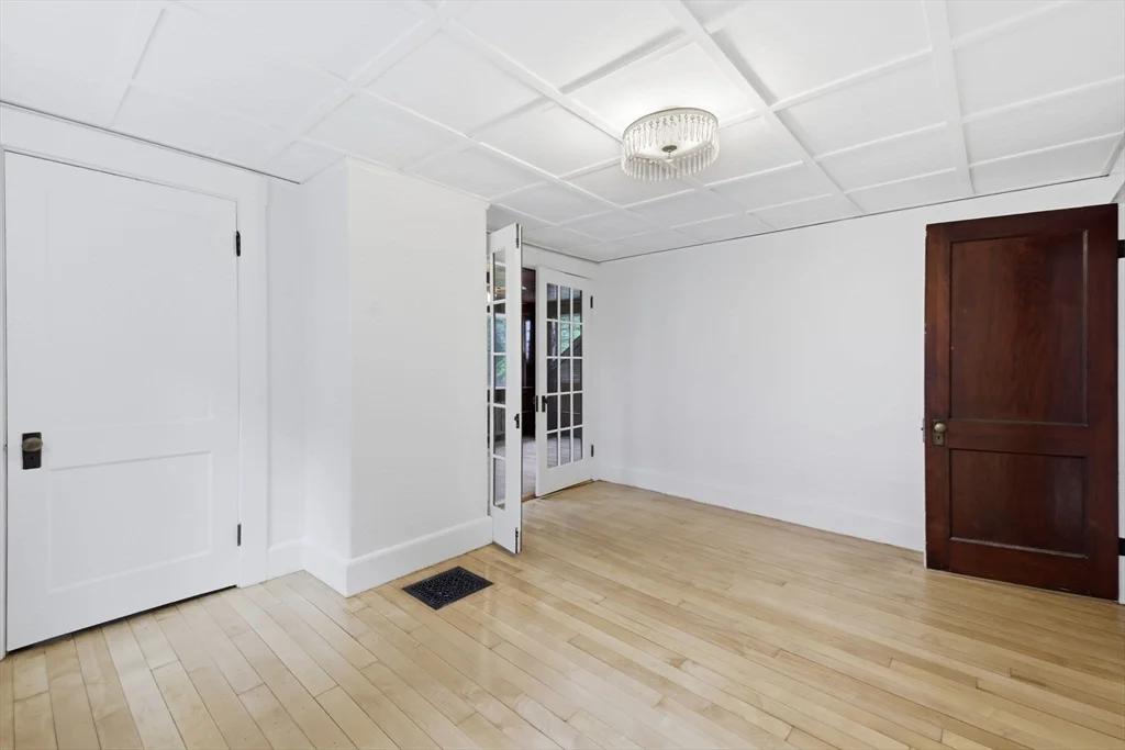 3 bed, 1 bath apartment for rent at 24 Hildreth St, Francis Hill — photo 25 of 38