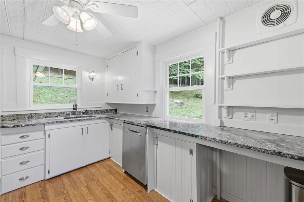 3 bed, 1 bath apartment for rent at 24 Hildreth St, Francis Hill — photo 8 of 38