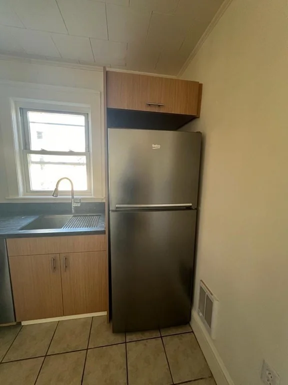 3 bed, 1 bath apartment for rent at 24 Hollis Ave Unit 2R, Quincy — photo 8 of 22