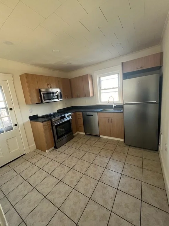 3 bed, 1 bath apartment for rent at 24 Hollis Ave Unit 2R, Quincy — photo 7 of 22