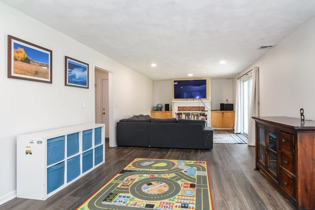 3 bed, 2 bath apartment for rent at 24 Homeward Ln Unit 24, Natick — photo 6 of 16