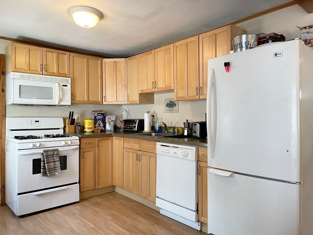 3 bed, 1 bath apartment for rent at 24 Jenkins St, South Boston — photo 3 of 13
