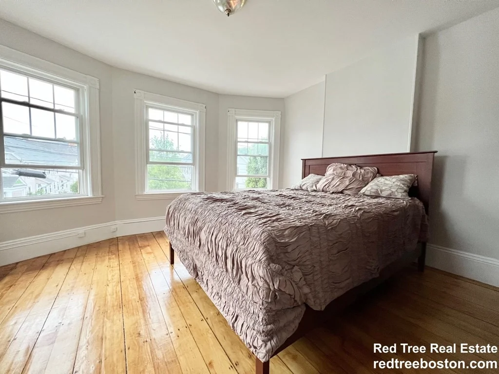 4 bed, 1 bath apartment for rent at 24 Middle St Unit 2, Newton — photo 2 of 12