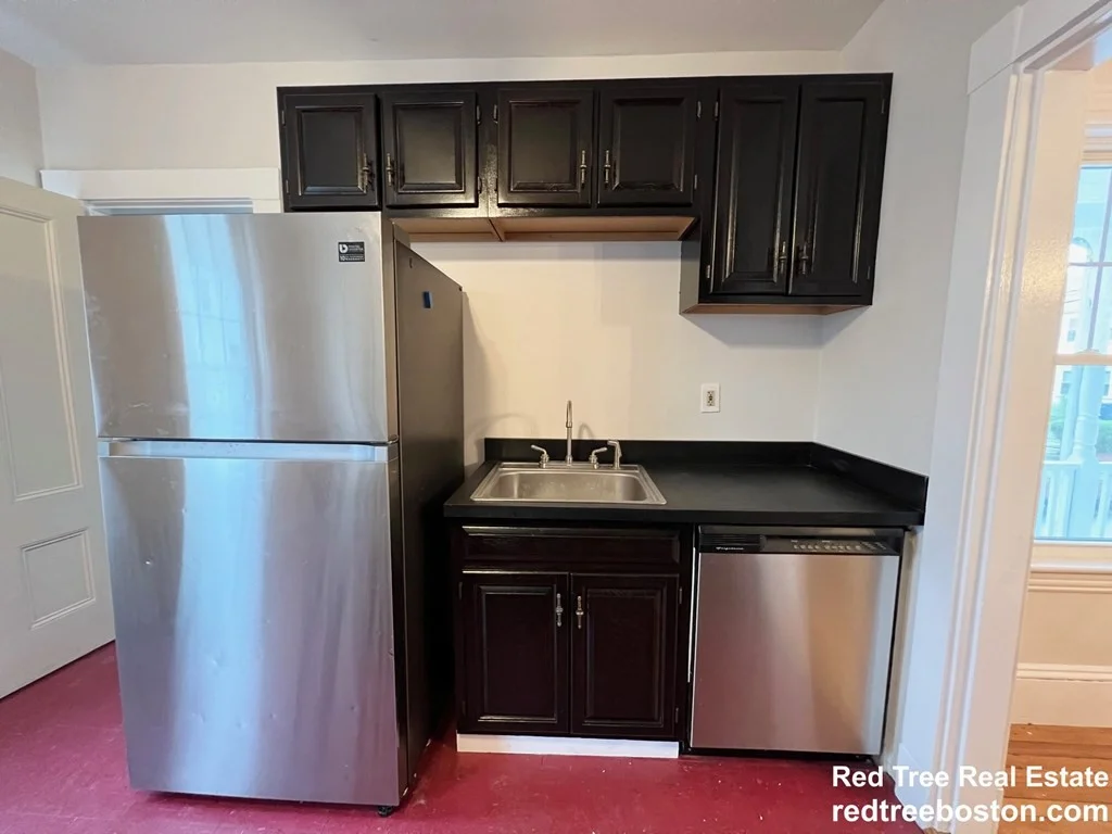 4 bed, 1 bath apartment for rent at 24 Middle St Unit 2, Newton — photo 7 of 12