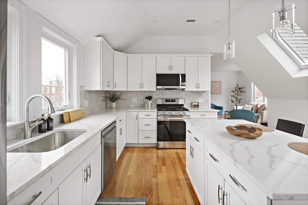3 bed, 2 bath apartment for rent at 24 Montrose St Unit 2, Roxbury — photo 4 of 9