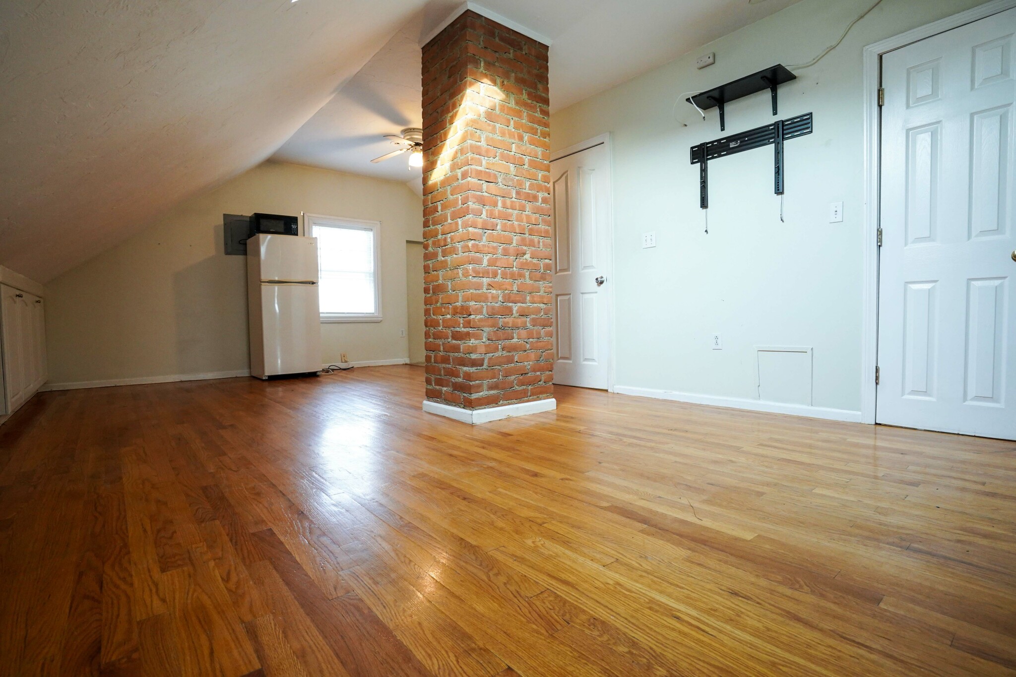 3 bed, 1 bath apartment for rent at 24 Oak Square Ave Unit 1, Oak Square — photo 9 of 13