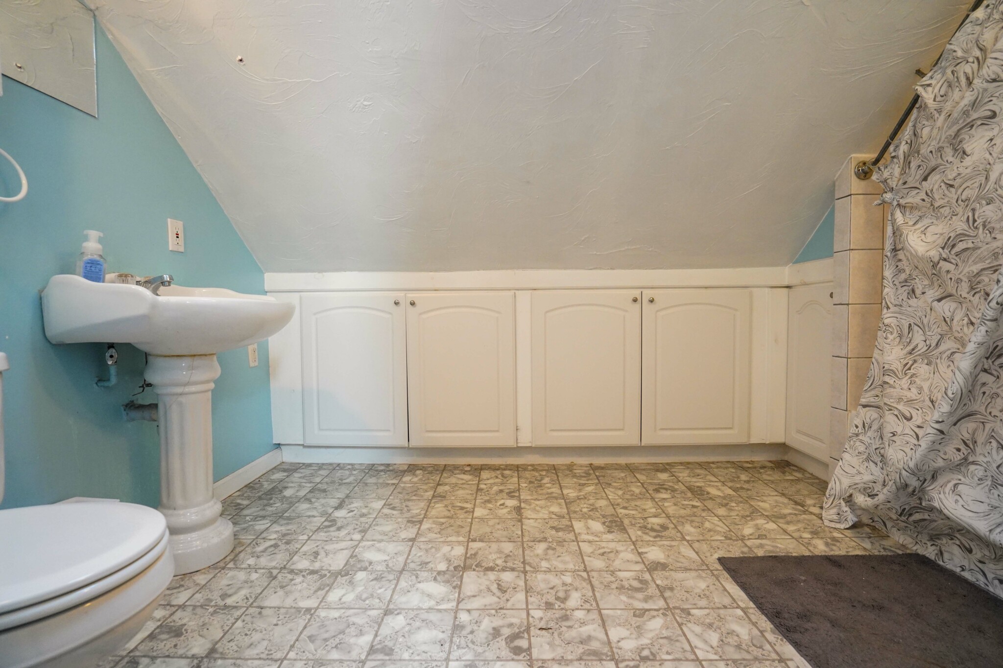 3 bed, 1 bath apartment for rent at 24 Oak Square Ave Unit 1, Oak Square — photo 7 of 13