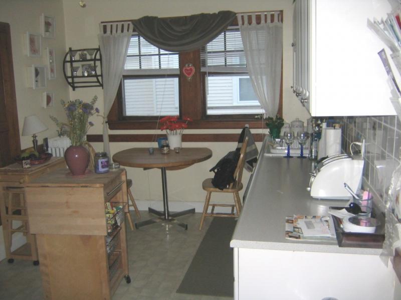 3 bed, 1 bath apartment for rent at 24 Oak Square Ave Unit 1, Oak Square — photo 4 of 13