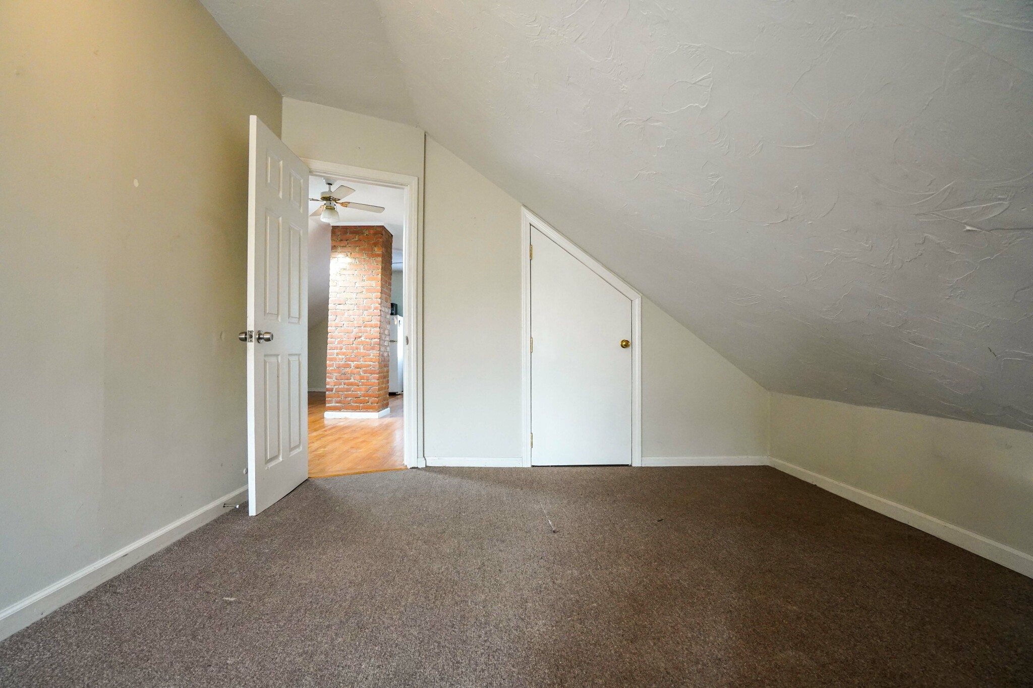 3 bed, 1 bath apartment for rent at 24 Oak Square Ave Unit 1, Oak Square — photo 11 of 13