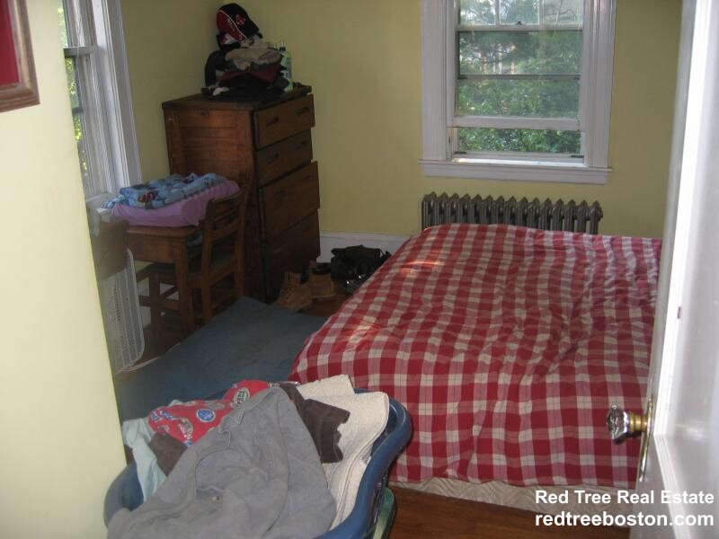 3 bed, 1 bath apartment for rent at 24 Oak Square Ave Unit 2, Oak Square — photo 9 of 36