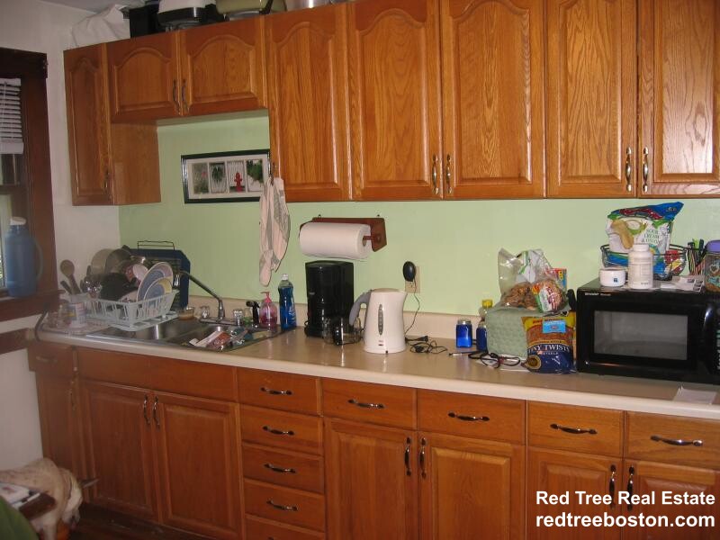 3 bed, 1 bath apartment for rent at 24 Oak Square Ave Unit 2, Oak Square