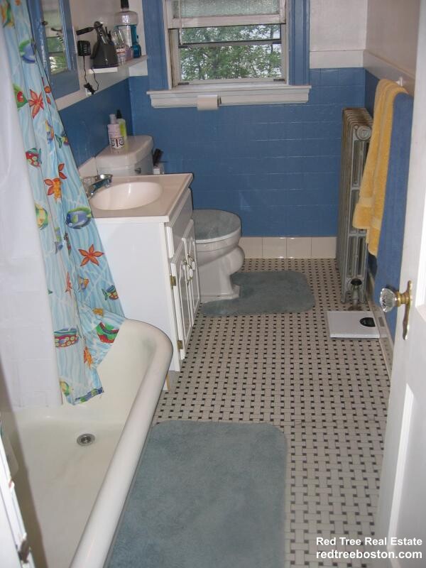 3 bed, 1 bath apartment for rent at 24 Oak Square Ave Unit 2, Oak Square — photo 2 of 36