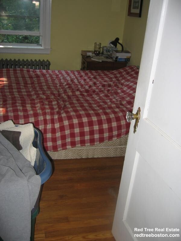3 bed, 1 bath apartment for rent at 24 Oak Square Ave Unit 2, Oak Square — photo 10 of 36