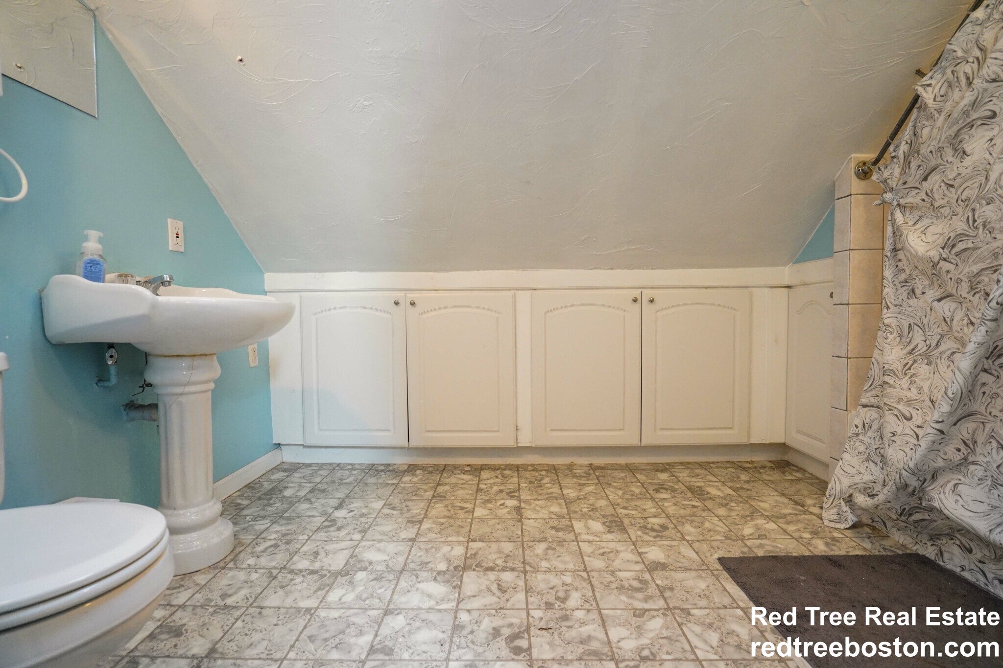 3 bed, 1 bath apartment for rent at 24 Oak Square Ave Unit 2, Oak Square — photo 12 of 36
