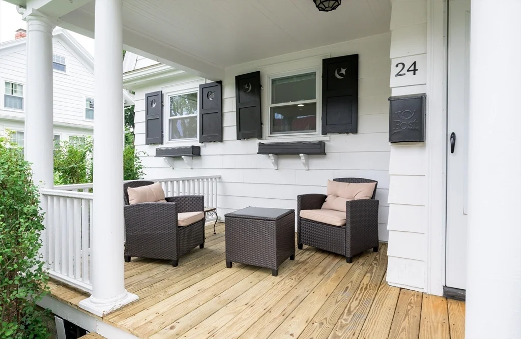 2 bed, 1 bath apartment for rent at 24 Oak St, Marblehead — photo 2 of 18