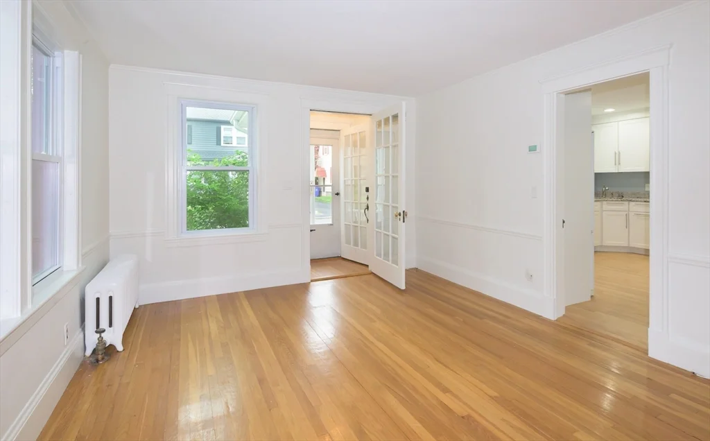 2 bed, 1 bath apartment for rent at 24 Oak St, Marblehead — photo 4 of 18