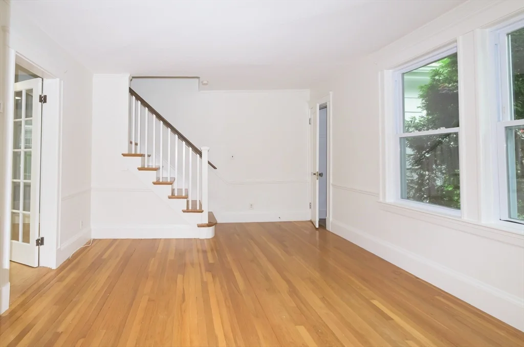 2 bed, 1 bath apartment for rent at 24 Oak St, Marblehead — photo 3 of 18