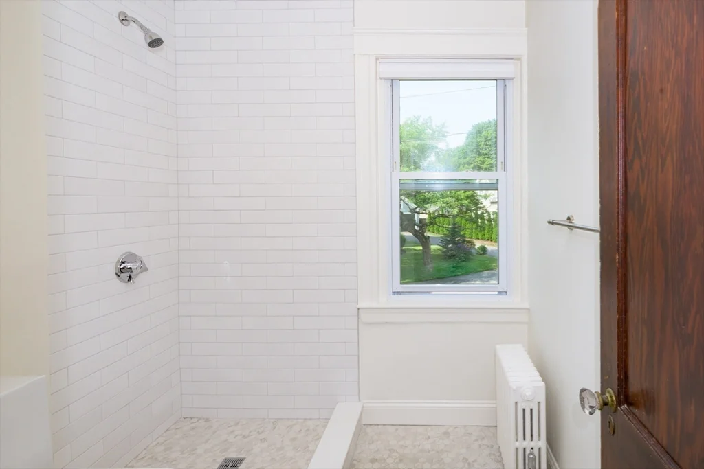 2 bed, 1 bath apartment for rent at 24 Oak St, Marblehead — photo 10 of 18