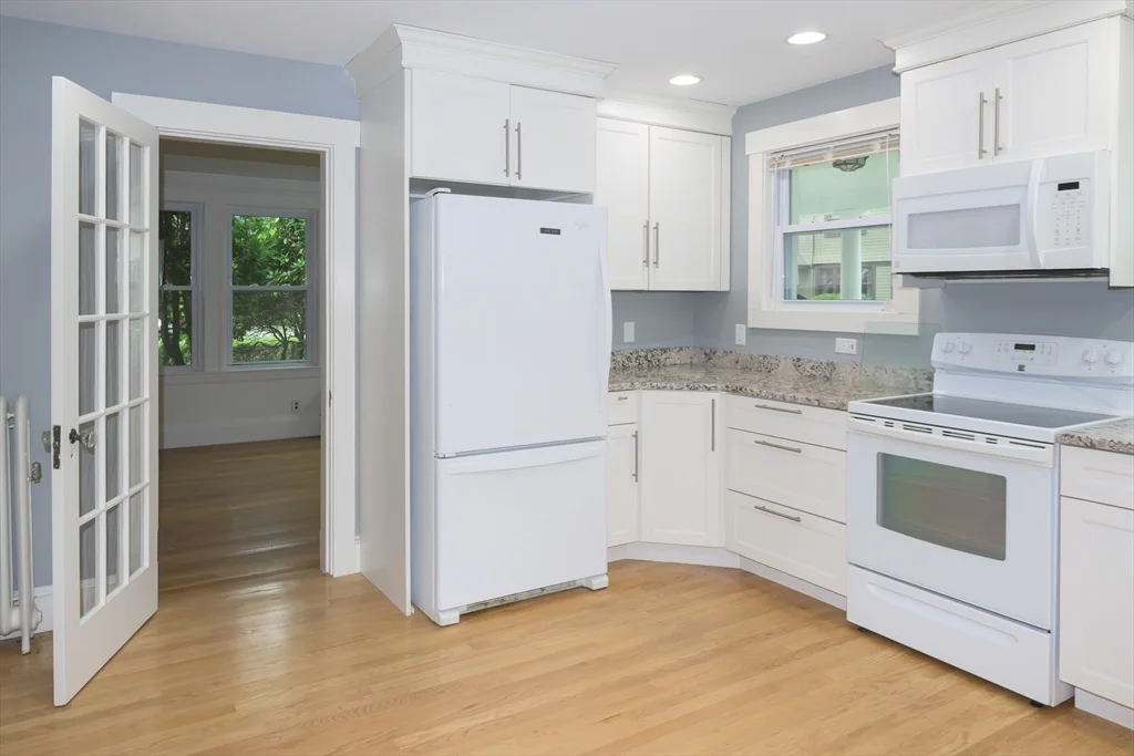2 bed, 1 bath apartment for rent at 24 Oak St, Marblehead — photo 6 of 18