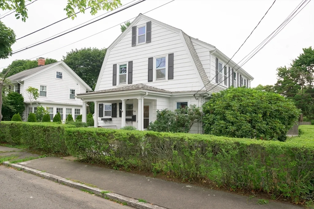 2 bed, 1 bath apartment for rent at 24 Oak St, Marblehead — photo 1 of 18