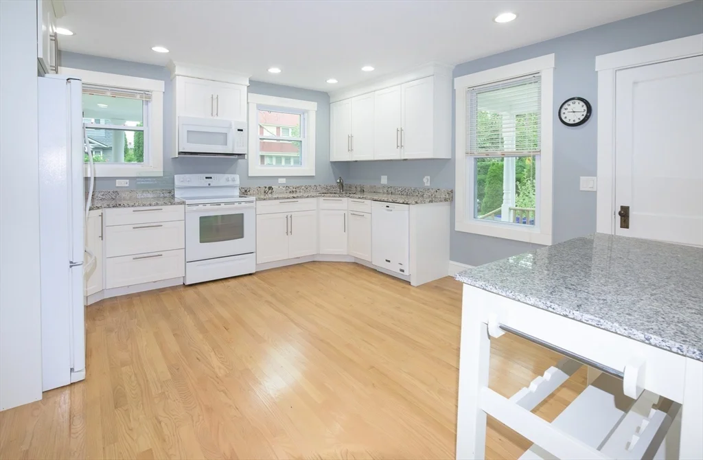 2 bed, 1 bath apartment for rent at 24 Oak St, Marblehead — photo 5 of 18