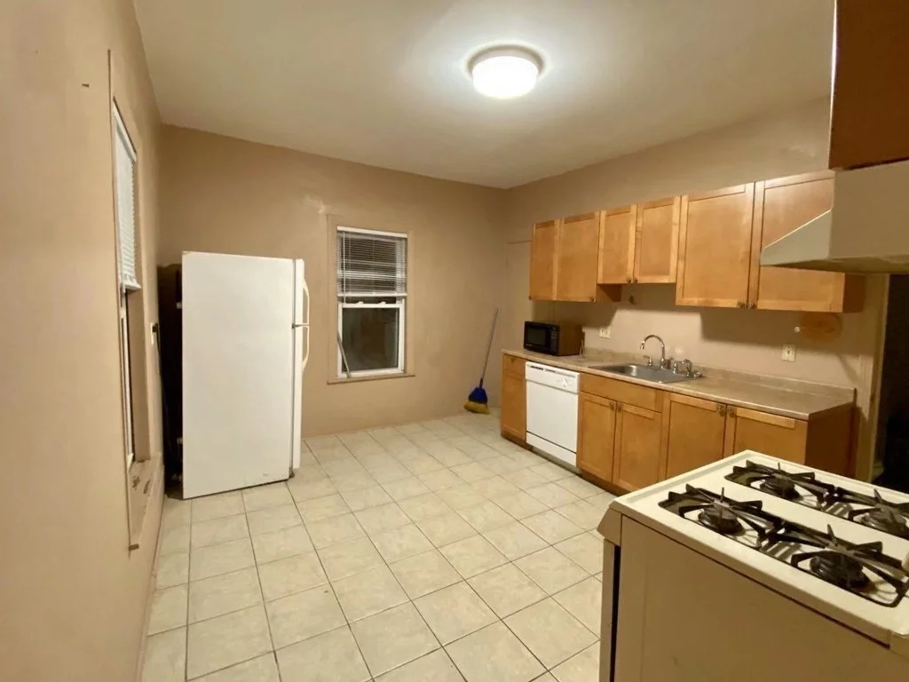 2 bed, 1 bath apartment for rent at 24 Park Ave Unit 2, Malden — photo 2 of 9