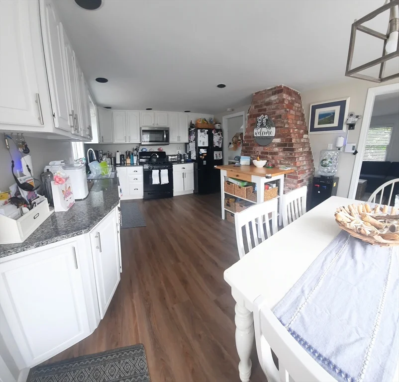 3 bed, 2 bath apartment for rent at 24 Pine Point Rd, Duxbury — photo 5 of 11