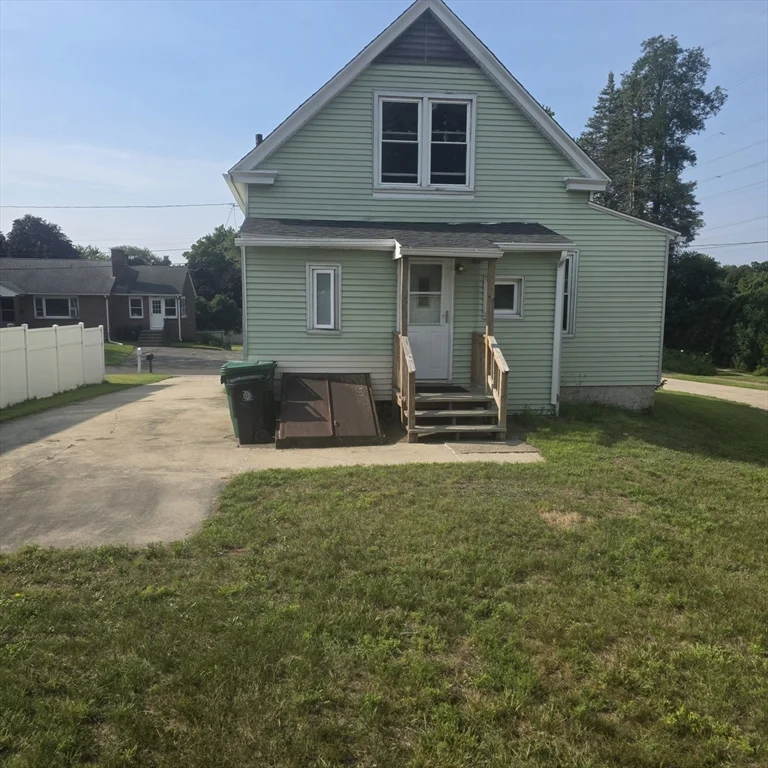 3 bed, 1 bath apartment for rent at 24 Quartus St Unit 24, Chicopee — photo 2 of 11