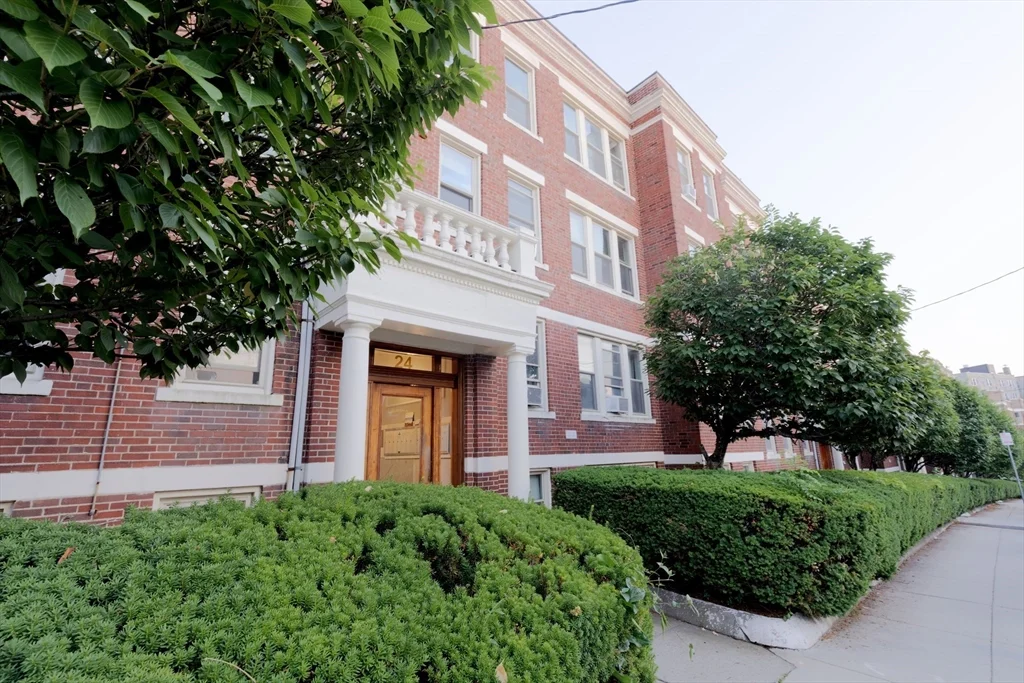 2 bed, 1 bath apartment for rent at 24 Ransom Rd Unit 7, Brighton — photo 2 of 22