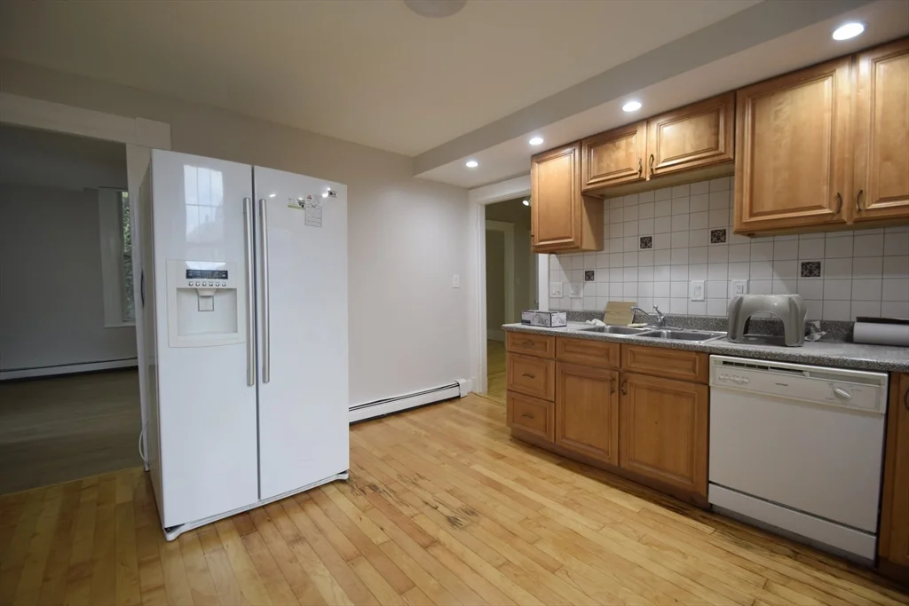 3 bed, 1 bath apartment for rent at 24 Saint James St Unit 24, Newton — photo 6 of 20